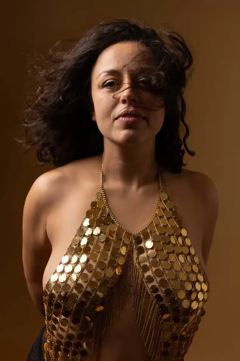 Portrait de femme en studio avec un bijoux de corps et du vent dans les cheveux. Femme puissante et femme libre. Studio photo à Court-Saint-Etienne - Brabant Wallon