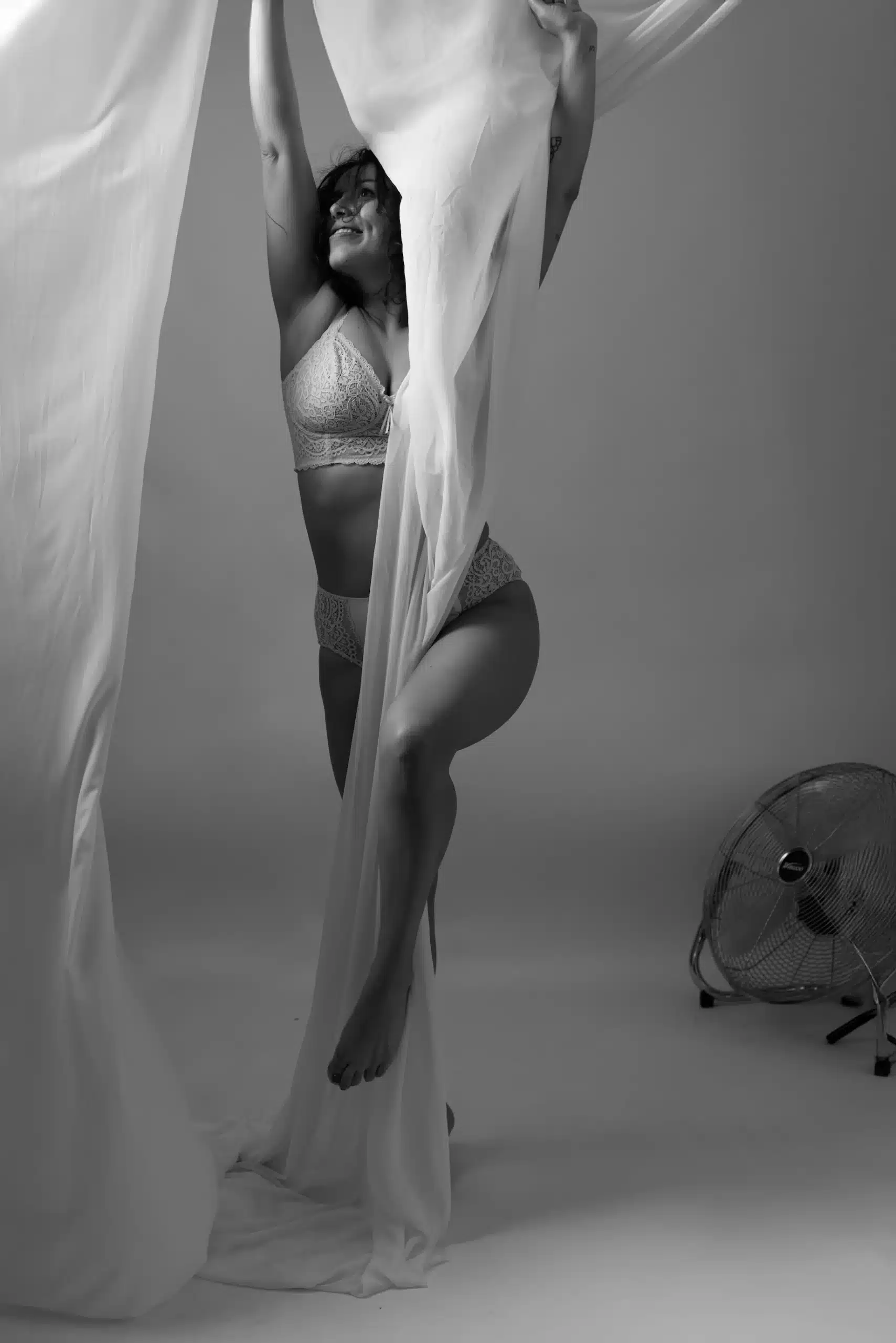 Photographie boudoir artistique studio - Séance sensuelle par le mouvement - Photographe femmes Belgique
