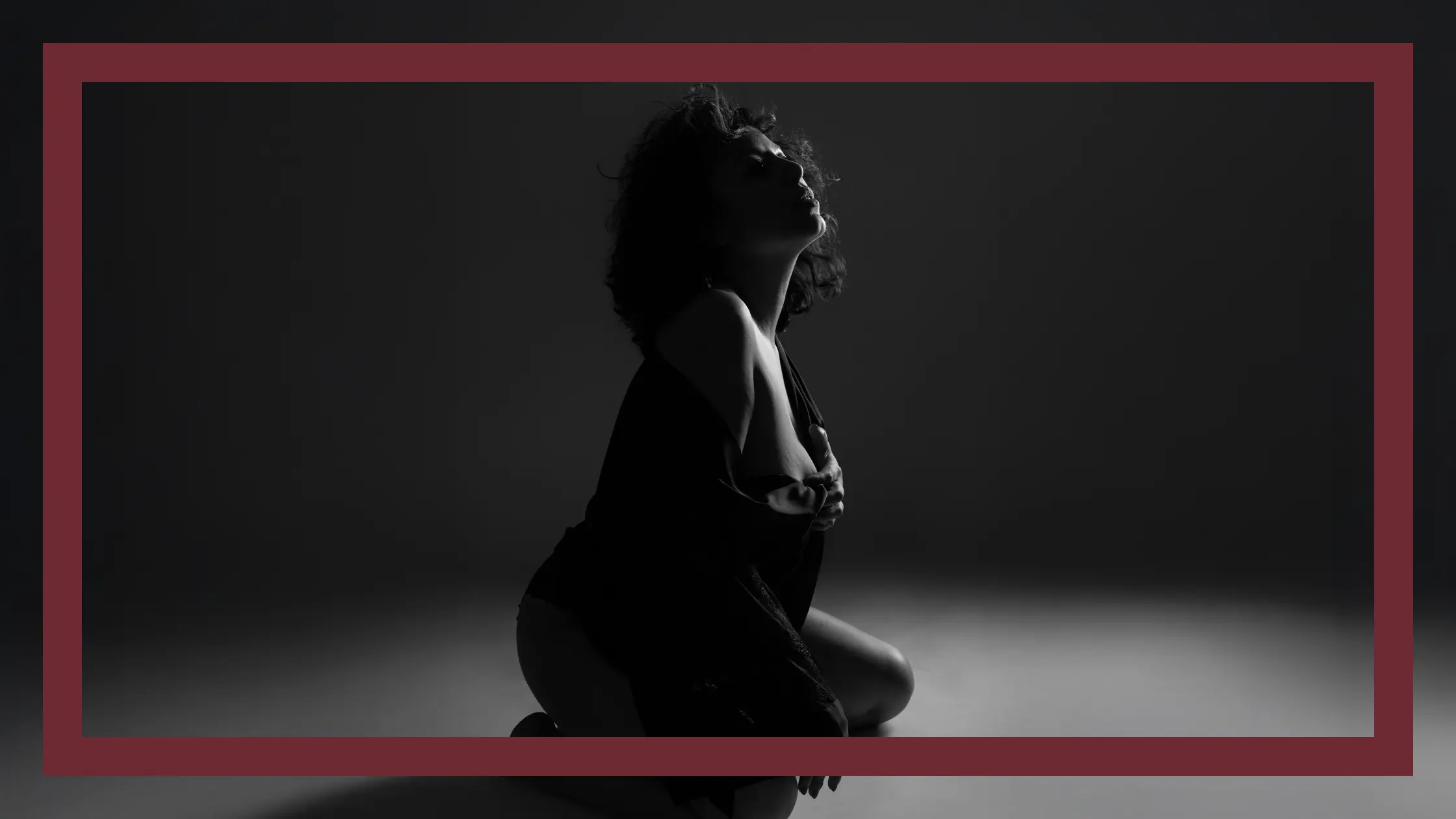 Séance photo boudoir en studio sur fond noir. Femme au cheveux au vent. Brabant Wallon