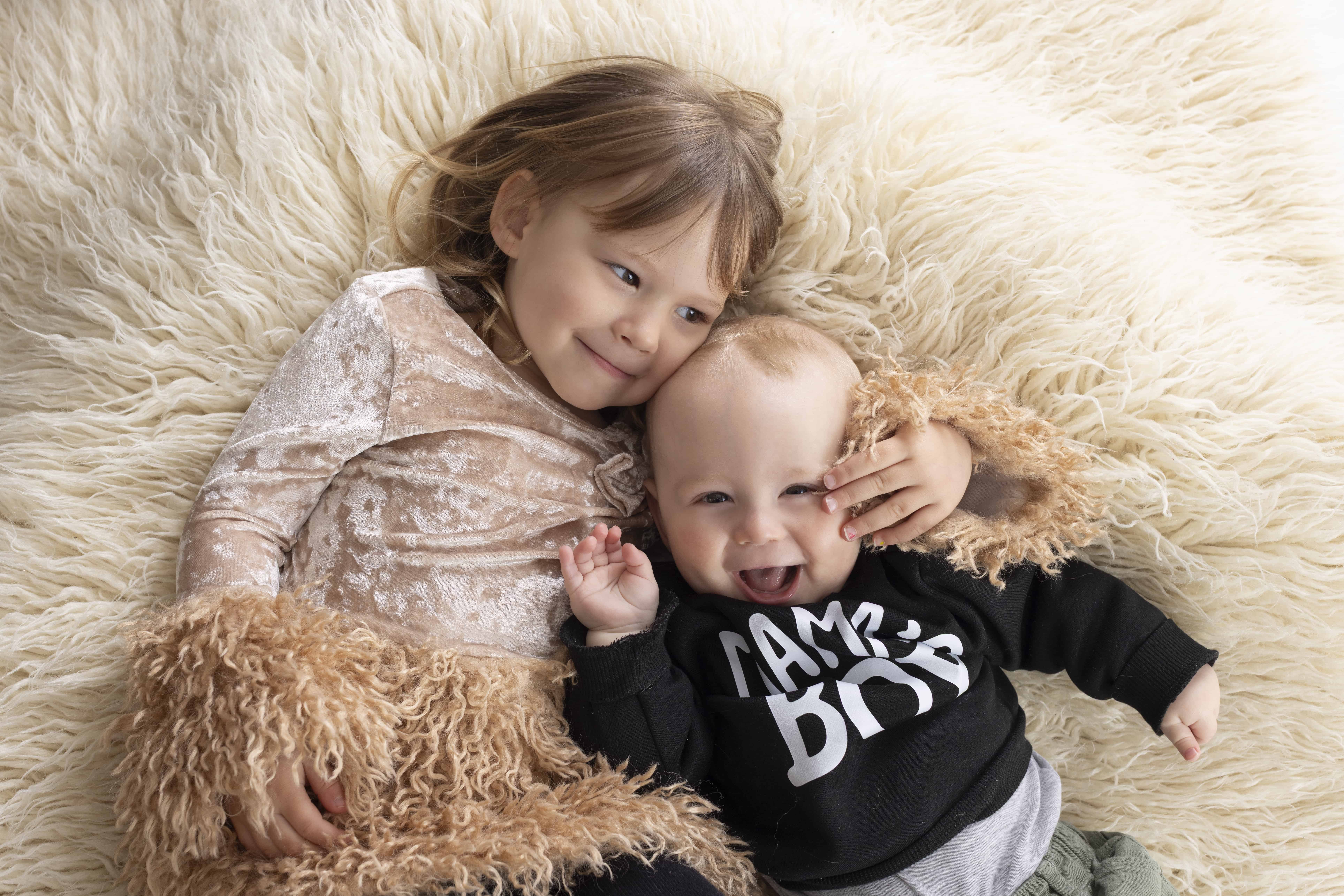 Séance photo en famille frère et soeur en studio: complicité évidente entre les deux enfants