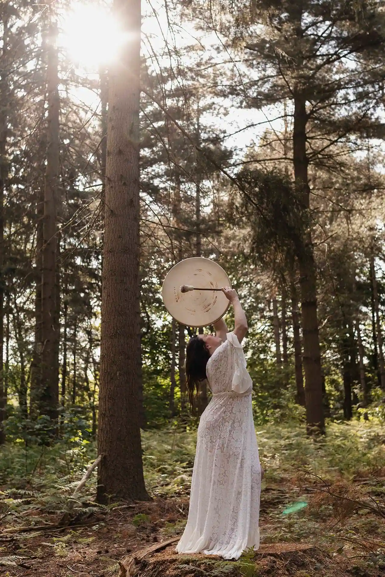 Femme tambour: shooting photo en forêt d'une femme sauvage et son tambour
