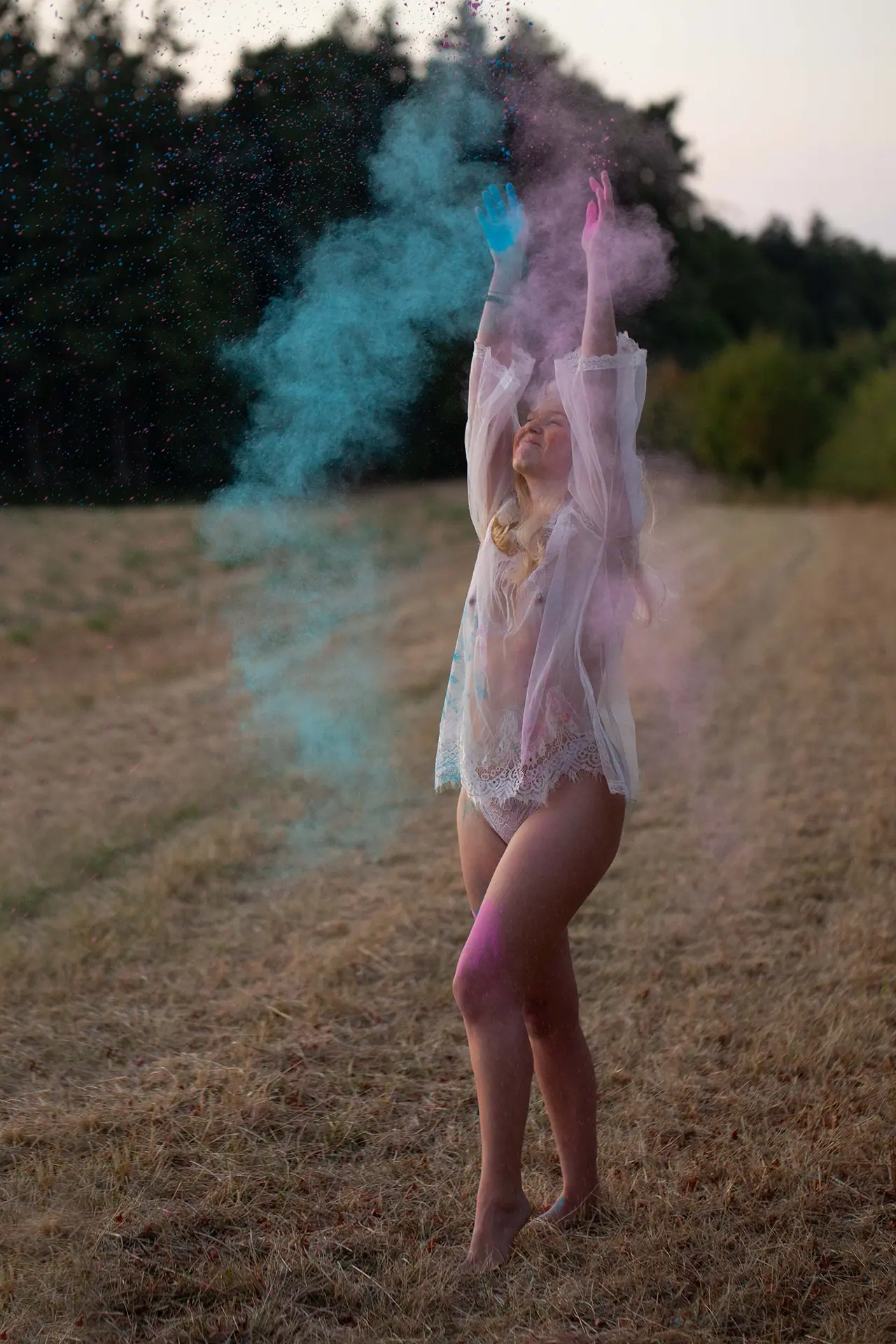 Shooting photo artistique avec les pigment holli. Femme sauvage dans la nature, dans les champs