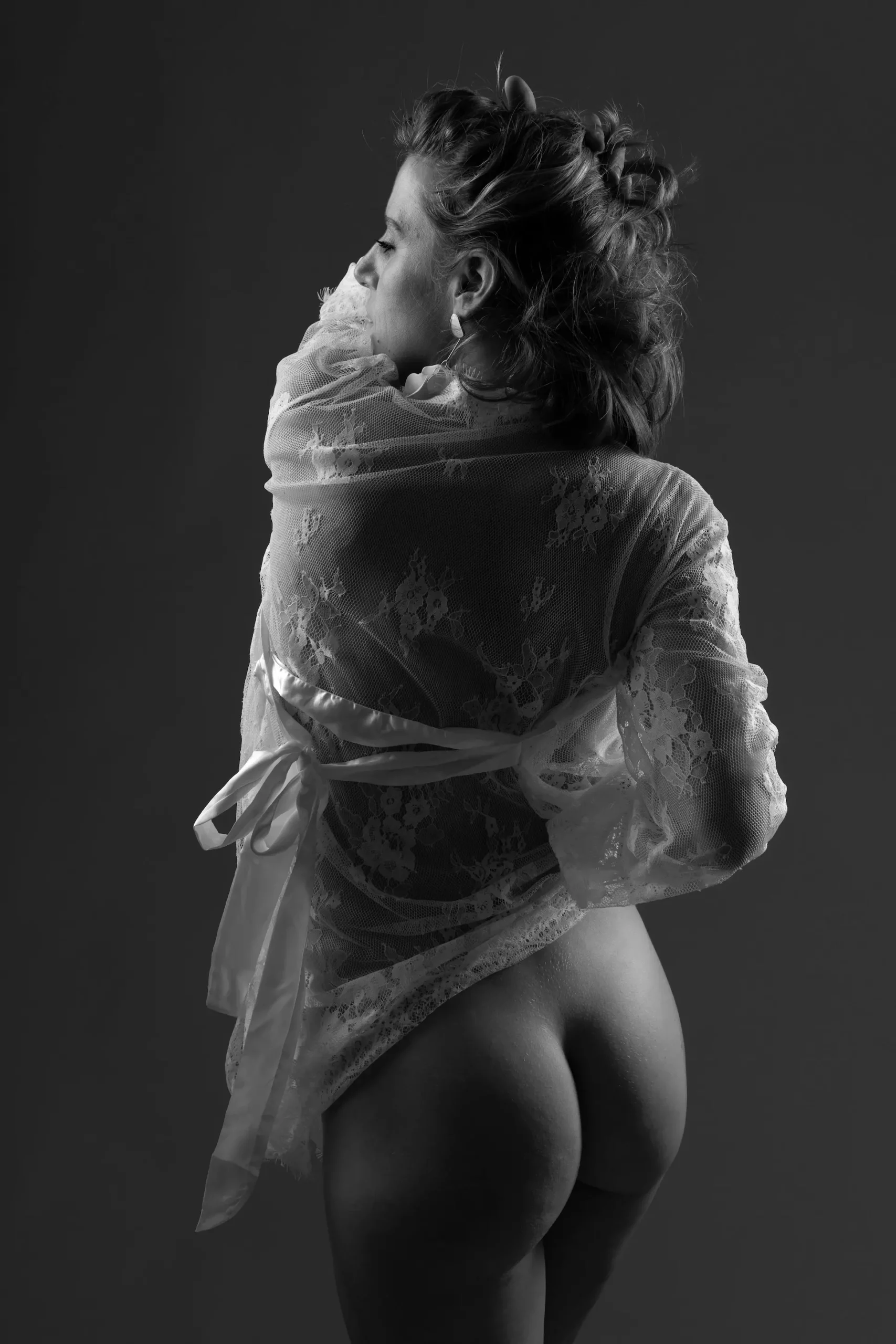 Portrait de femme nu artistique en studio clair obscure à Court-Saint-Etienne Brabant Wallon Belgique