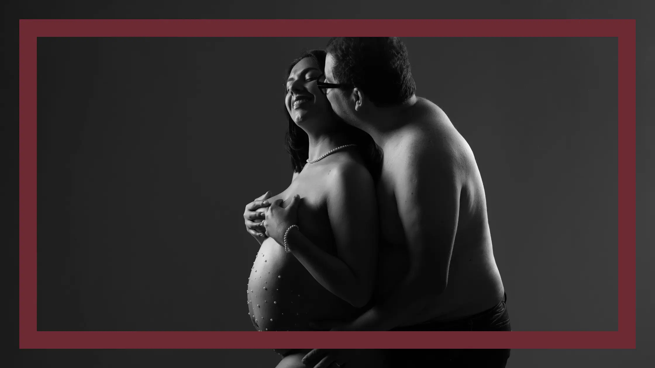 Couple attendant un enfant lors d'une séance photo grossesse en studio à Court-Saint-Étienne