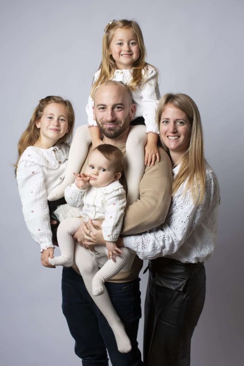 Photographie de toute une tribu réunie – moment de complicité en studio avec Sophie Berrada.
