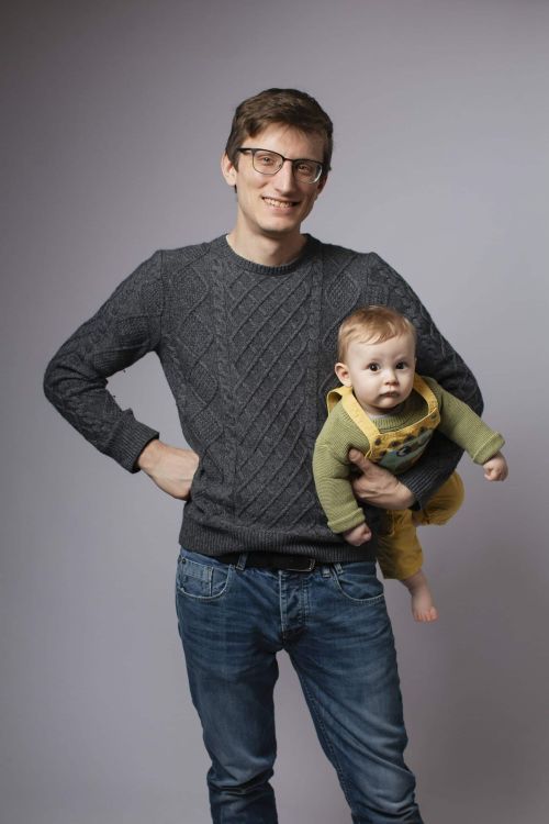 Moment figé d’un regard tendre entre un enfant et son parent – photo studio par Sophie Berrada, photographe famille.