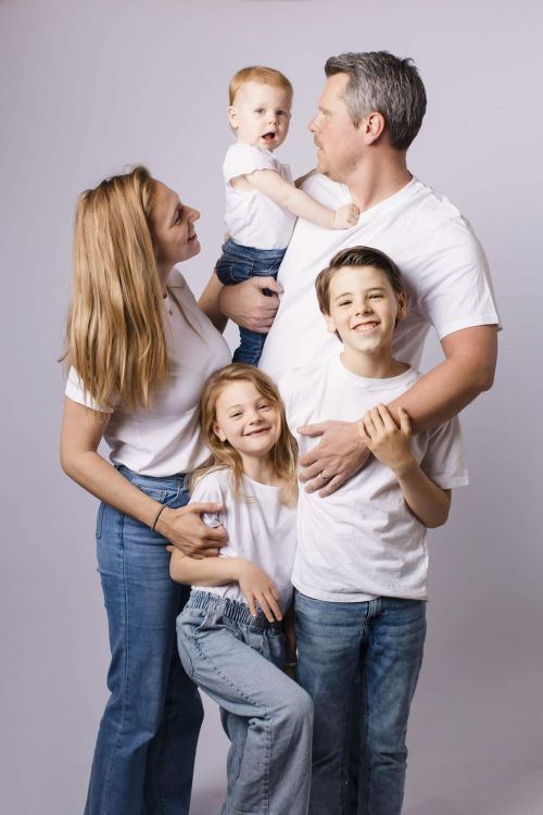 Portrait de famille en studio par Sophie Berrada, photographe en Brabant wallon – éclat de rire spontané et lien authentique.