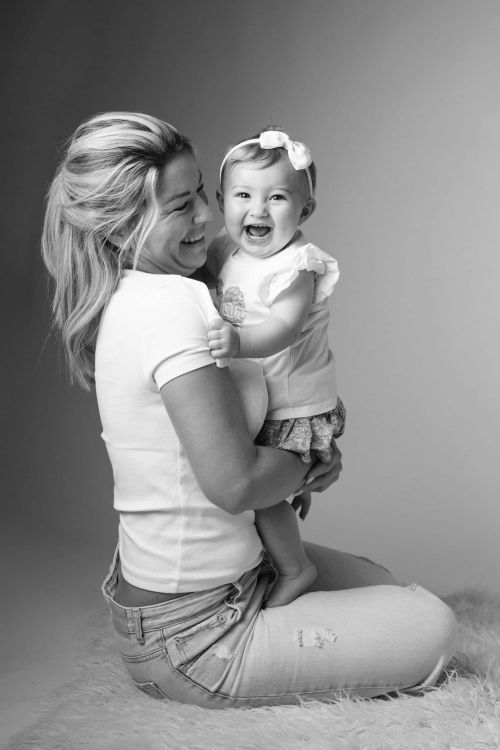 Photographe famille studio à Court-Saint-Étienne – Sophie Berrada capture un moment de tendresse entre parents et enfants dans une ambiance naturelle.