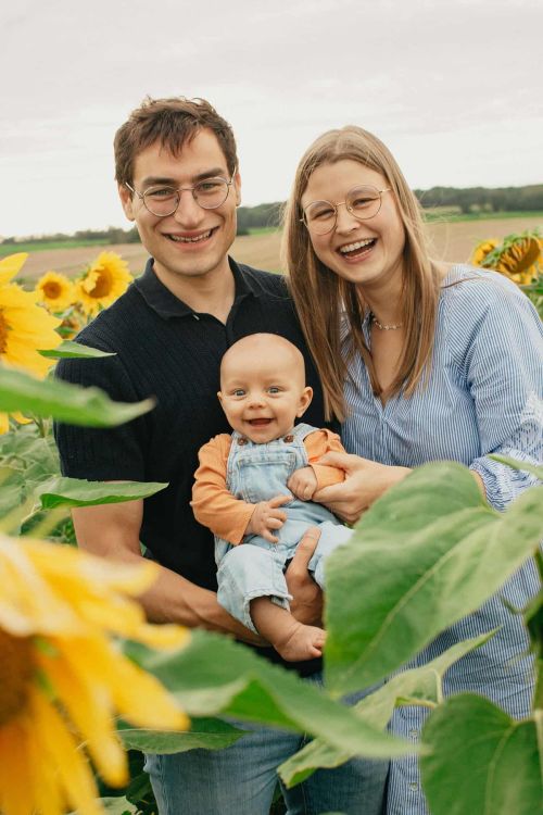 Séance photo fête des mère dans les champs de tournesol en famille