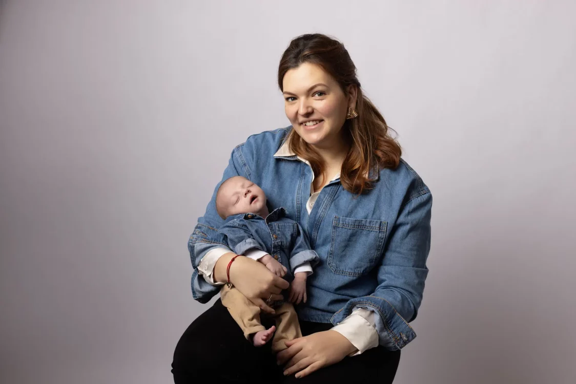 Nouveau-né blotti contre le cœur de sa maman, moment de tendresse capturé en studio