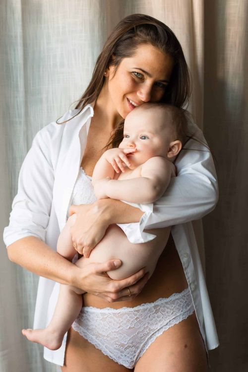 Scène du quotidien pleine d’émotion : une maman chantant doucement à son bébé.