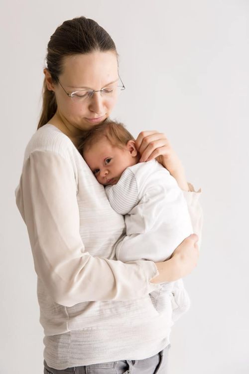 Maman parlant doucement à son nouveau-né, connexion invisible et précieuse.